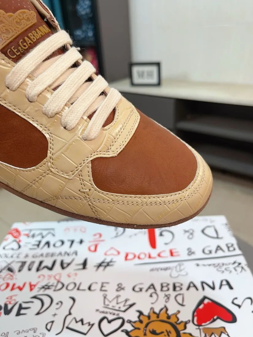 Men's shoes💰560🌹🌹"Dolce & Gabbana DG" original imported first-layer cowhide➕sheepskin lining, light on the foot, comfortable, versatile, original special outsole🔥favored by trendy men, welcome to compare quality🔥exquisite luxury, super A level! Compared with the genuine product at the counter, the version is no worse at all! Code number 38-44